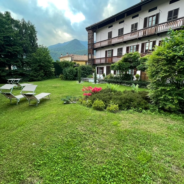 Giardino con sdraio e vista sulle montagne