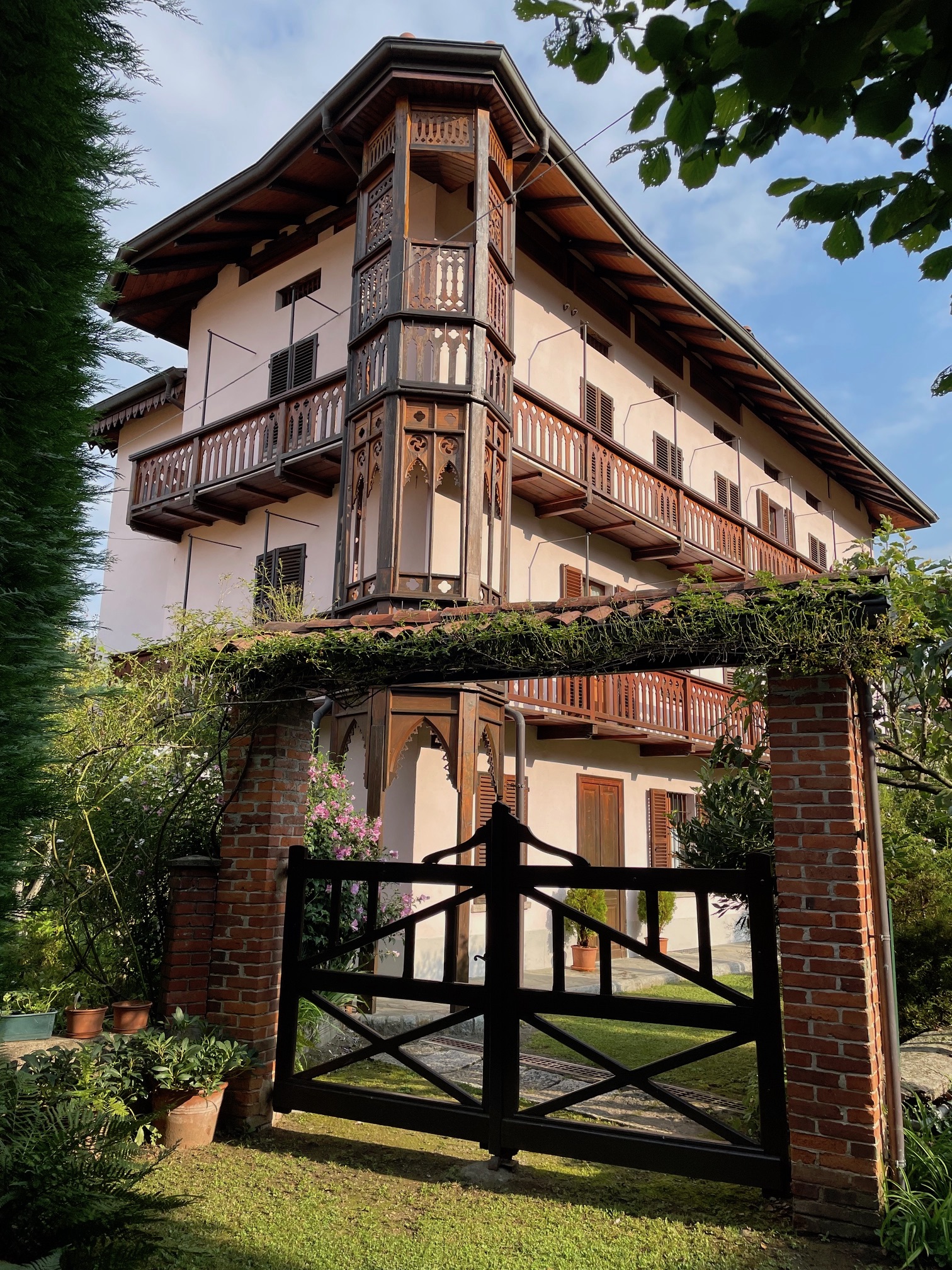 Villa storica con giardino e cancello in legno — dimora esclusiva per il tuo soggiorno