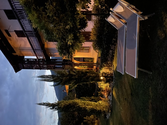 La dimora al tramonto con lettini prendisole in giardino